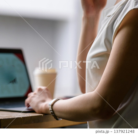 女性がカフェでノートPC作業 女性がカフェでノートPC作業 137921248