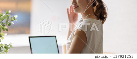 ノートPCと植物のある女性 ノートPCと植物のある女性 137921253