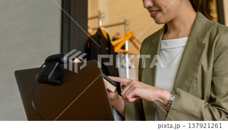 ノートパソコンを操作するビジネスウーマン 137921261