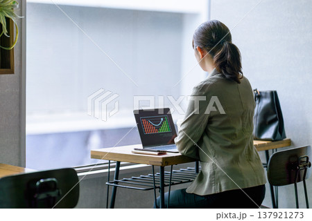 窓際でPC作業する女性 窓際でPC作業する女性 137921273