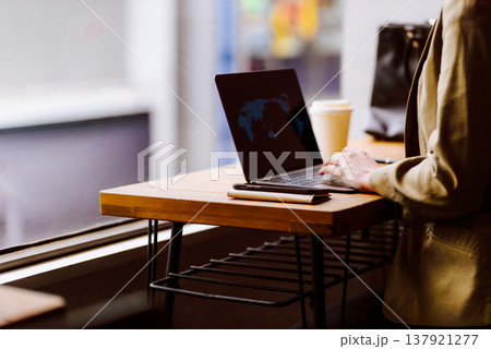 カフェでノートPCを操作する 137921277