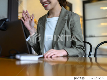 ノートパソコンでオンライン会議をする女性 137921292