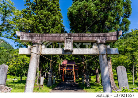 鳥居を潜り結界の中へ 137921657