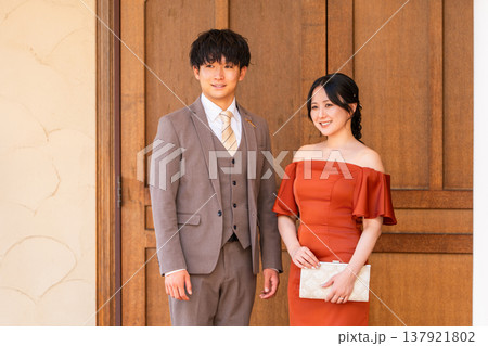 披露宴,二次会,結婚式のカラードレスで登場する新郎新婦,ドレスアップした夫婦,富豪,富裕層 披露宴,二次会,結婚式のカラードレスで登場する新郎新婦,ドレスアップした夫婦,富豪,富裕層 137921802