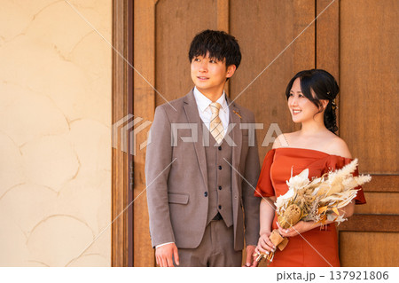 披露宴,二次会,結婚式のカラードレスで登場する新郎新婦,ドレスアップした夫婦,富豪,富裕層 137921806