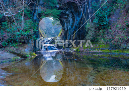 （千葉県）亀岩の洞窟/濃溝の滝　ハート型の光芒 137921939