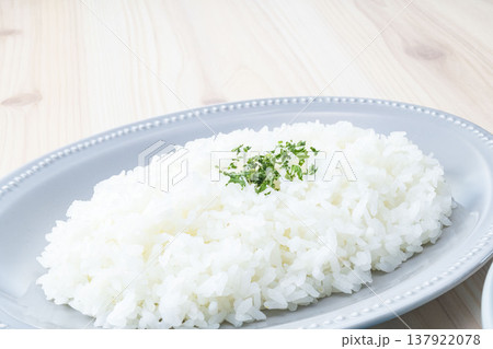 白い皿に盛ったふっくら白ご飯 パセリ飾り カレーの付け合わせ 日本の炊きたてご飯イメージ 白い皿に盛ったふっくら白ご飯 パセリ飾り カレーの付け合わせ 日本の炊きたてご飯イメージ 137922078