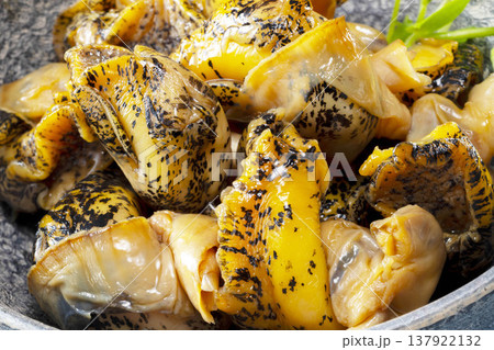 ツブ貝の身 黄色と黒の鮮やかな模様 北海道産エゾボラ 新鮮な海の幸 皿に盛った珍味 137922132