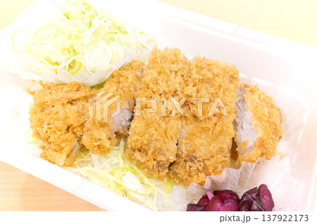 美味しいネギ塩かつ丼弁当 137922173