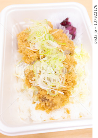 美味しいネギ塩かつ丼弁当 137922176