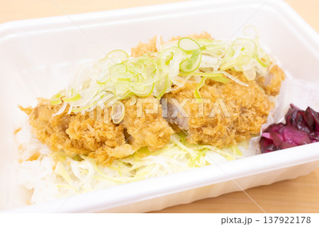 美味しいネギ塩かつ丼弁当 137922178