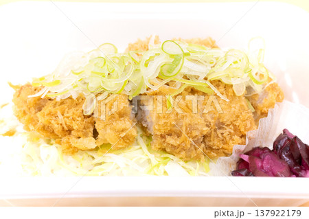 美味しいネギ塩かつ丼弁当 137922179