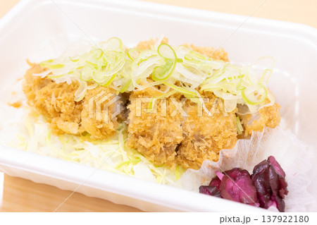 美味しいネギ塩かつ丼弁当 137922180