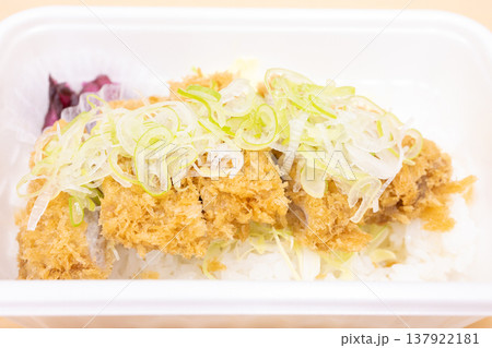 美味しいネギ塩かつ丼弁当 137922181