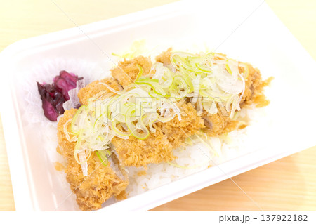 美味しいネギ塩かつ丼弁当 137922182