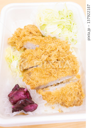 美味しいネギ塩かつ丼弁当 美味しいネギ塩かつ丼弁当 137922187