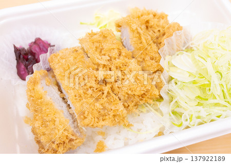 美味しいネギ塩かつ丼弁当 美味しいネギ塩かつ丼弁当 137922189