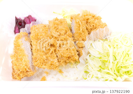美味しいネギ塩かつ丼弁当 137922190