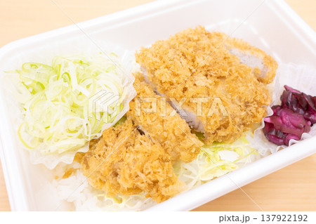 美味しいネギ塩かつ丼弁当 137922192