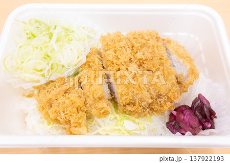 美味しいネギ塩かつ丼弁当 137922193