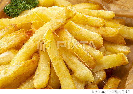 揚げたてこんがりフライドポテト 細切り ファストフードの定番ポテトフライ 黄金色のクローズアップ 揚げたてこんがりフライドポテト 細切り ファストフードの定番ポテトフライ 黄金色のクローズアップ 137922194