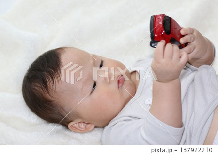 おもちゃで遊ぶ赤ちゃん おもちゃで遊ぶ赤ちゃん 137922210