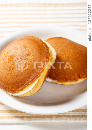 クリ-ムどら焼き クリ-ムどら焼き 137922247