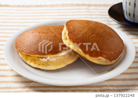 クリ-ムどら焼き クリ-ムどら焼き 137922248