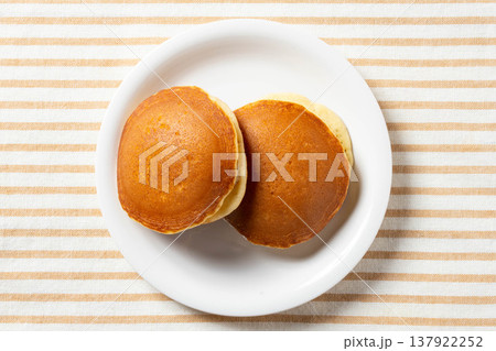 クリ-ムどら焼き クリ-ムどら焼き 137922252