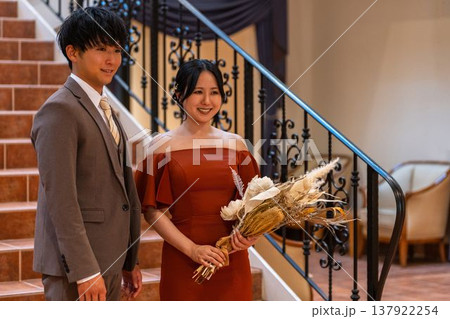 カラードレスを着た新郎新婦(ウェディング,結婚式,お色直し,ドレスチェンジ) カラードレスを着た新郎新婦(ウェディング,結婚式,お色直し,ドレスチェンジ) 137922254