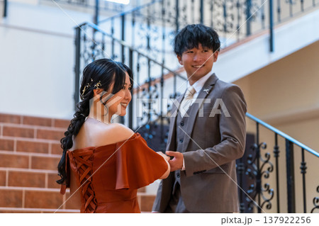 カラードレスを着た新郎新婦(ウェディング,結婚式,お色直し,ドレスチェンジ) カラードレスを着た新郎新婦(ウェディング,結婚式,お色直し,ドレスチェンジ) 137922256