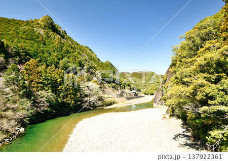 一枚岩・古座川(国指定の天然記念物) 【和歌山県古座川町】 一枚岩・古座川(国指定の天然記念物) 【和歌山県古座川町】 137922361
