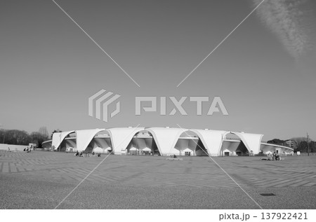 都内とは思えない駒沢公園の広々とした広場 都内とは思えない駒沢公園の広々とした広場 137922421