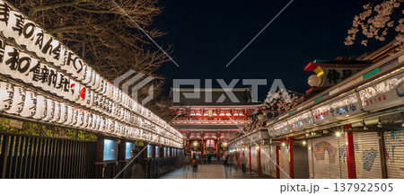 「東京都」浅草寺の仲見世通り・台東区 夜景 「東京都」浅草寺の仲見世通り・台東区 夜景 137922505