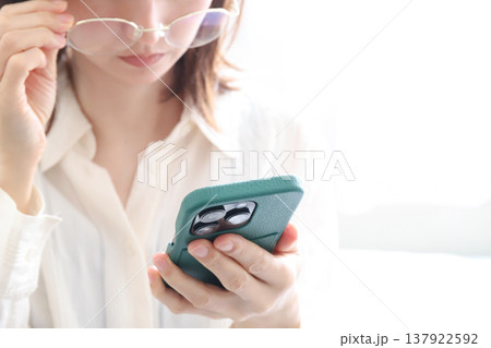 スマートフォンを見る女性 老眼イメージ スマートフォンを見る女性 老眼イメージ 137922592