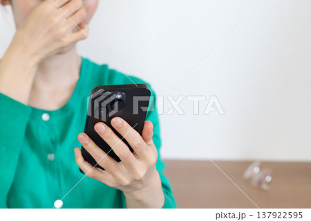 スマートフォンを見る女性 老眼イメージ 137922595