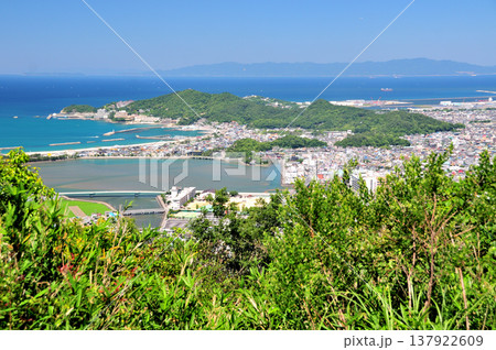 名草山から和歌浦・片男波海岸、淡路島を望む　【和歌山県和歌山市】 137922609