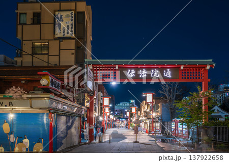 「東京都」浅草寺 夜の伝法院通り簿風景 「東京都」浅草寺 夜の伝法院通り簿風景 137922658