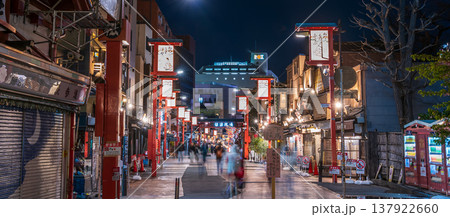 「東京都」浅草寺　夜の伝法院通り簿風景 137922660