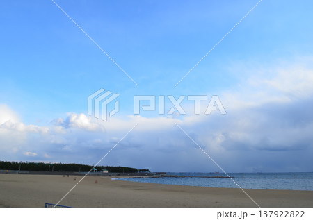 神戸の海辺に広がる砂浜の穏やかな風景 137922822