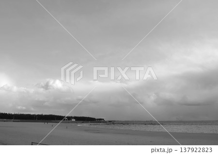 神戸の海辺に広がる砂浜の穏やかな風景 神戸の海辺に広がる砂浜の穏やかな風景 137922823