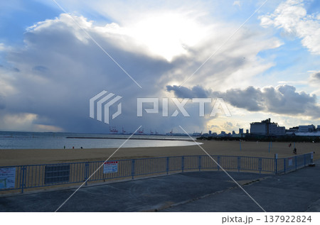 神戸の海辺に広がる砂浜の穏やかな風景 神戸の海辺に広がる砂浜の穏やかな風景 137922824