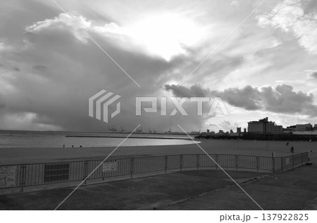 神戸の海辺に広がる砂浜の穏やかな風景 神戸の海辺に広がる砂浜の穏やかな風景 137922825