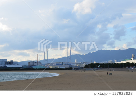 神戸の海辺に広がる砂浜の穏やかな風景 神戸の海辺に広がる砂浜の穏やかな風景 137922828