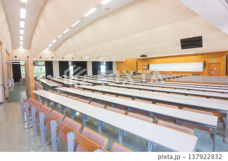 誰もいない大学の大講堂、人のいない講義室 誰もいない大学の大講堂、人のいない講義室 137922832