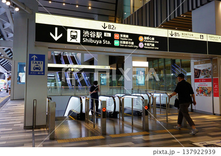 渋谷スクランブルスクエア1階のエスカレーター(地下鉄乗換口) 渋谷スクランブルスクエア1階のエスカレーター(地下鉄乗換口) 137922939