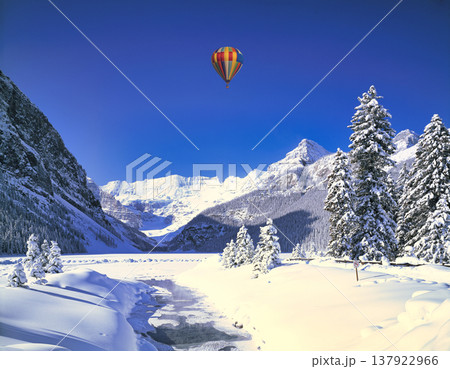 厳冬期のバンフ国立公園のレイクルイーズの絶景 137922966