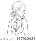 スズランのタトゥーを入れた女性が振り返った線画イラスト 137922988