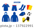 サッカーの試合や練習に必要な用品のイラストセット。青いユニフォーム、スパイクなどのスポーツ関連素材 137922991