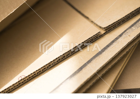 重ねられたダンボール 137923027
